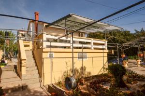 een huis met een solarium aan de zijkant bij Apartments by the sea Guduce, Ugljan - 13274 in Ugljan +13 foto's