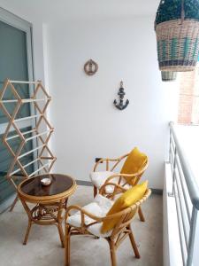 une chambre avec deux chaises et une table dans l'établissement Departamentos Cerro Azul P2, à Cerro Azul