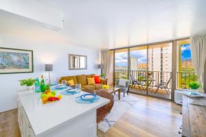 una cucina e un soggiorno con tavolo e frutta di Beautiful Ocean and Diamond Head Views with Parking a Honolulu