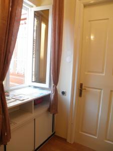 een raam in een kamer met een vensterbank en een raam bij Apartments by the sea Rijeka - 13293 in Rijeka