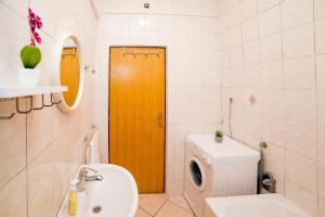 Ένα μπάνιο στο Apartments by the sea Seline, Paklenica - 13295 +13 φωτογραφίες