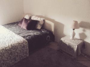 1 dormitorio con 1 cama y 1 mesa con lámpara en Apartments with a parking space Murine, Umag - 13302, en Umag