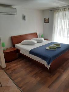 ein Schlafzimmer mit einem großen Bett mit Handtüchern darauf in der Unterkunft Apartments by the sea Cres - 13312 in Cres