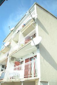 un balcone con ombrelloni sul lato di un edificio di Apartments with a parking space Split - 13335 a Spalato (Split)