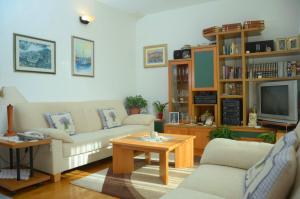 un soggiorno con 2 divani e una TV di Apartments with a parking space Split - 13335 a Spalato (Split)