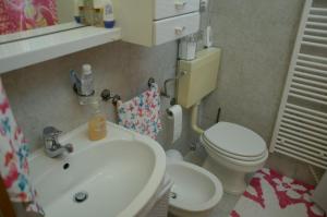 bagno con servizi igienici bianchi e lavandino di Apartments with a parking space Split - 13335 a Spalato (Split)