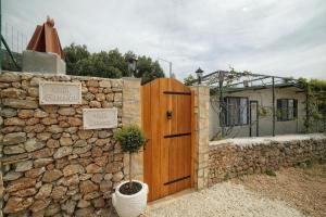 Fotografia z galérie ubytovania Family friendly apartments with a swimming pool Bol, Brac - 13364 v Boli