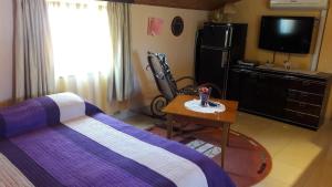 1 dormitorio con cama, mesa y TV en Apartments with a parking space Fazana - 13359 en Fažana
