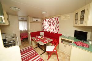 Fotografia z galérie ubytovania Family friendly apartments with a swimming pool Bol, Brac - 13364 v Boli