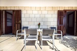 un tavolo e sedie seduti su un patio di Apartments and rooms by the sea Puntinak, Brac - 12255 a Selca
