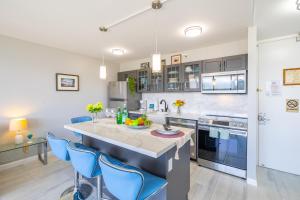 Tropical Retreat Near Waikiki Beach with Parkingにあるキッチンまたは簡易キッチン
