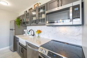 Tropical Retreat Near Waikiki Beach with Parkingにあるキッチンまたは簡易キッチン