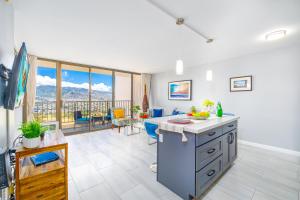 Tropical Retreat Near Waikiki Beach with Parkingにあるテレビまたはエンターテインメントセンター