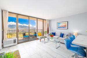 ホノルルにあるTropical Retreat Near Waikiki Beach with Parkingのソファとテーブルのあるリビングルーム