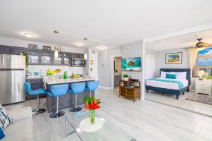 Tropical Retreat Near Waikiki Beach with Parkingにあるキッチンまたは簡易キッチン