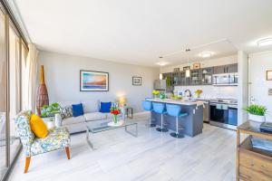 Tropical Retreat Near Waikiki Beach with Parkingにあるキッチンまたは簡易キッチン