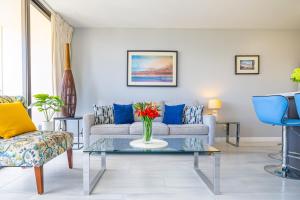Tropical Retreat Near Waikiki Beach with Parkingにあるシーティングエリア