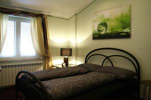 Postel nebo postele na pokoji v ubytování Apartments with a parking space Rijeka - 13377