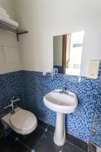 La salle de bains est pourvue d'un lavabo et de toilettes. dans l'établissement JG Sohotel, à New York