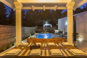 Utsikt över poolen vid Luxury villa with a swimming pool Split - 13408 eller i närheten