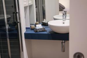 A bathroom at 7 Seven