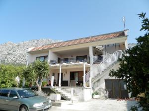 ein Haus mit einem davor geparkten Auto in der Unterkunft Apartments with a parking space Orebic, Peljesac - 12850 in Orebić