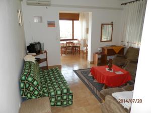 ein Wohnzimmer mit einer Couch und einem Tisch in der Unterkunft Apartments with a parking space Orebic, Peljesac - 12850 in Orebić
