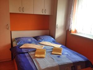 Un pat sau paturi într-o cameră la Apartments with a parking space Valbandon, Fazana - 13429