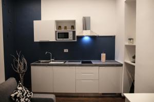 A kitchen or kitchenette at 7 Seven