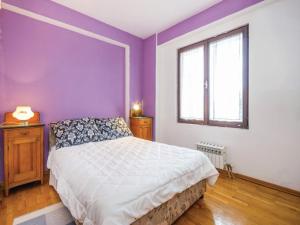 Schlafzimmer mit lila Wänden, einem Bett und einem Fenster in der Unterkunft Apartments with a parking space Kastav, Opatija - 13441 in Kastav