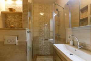 W łazience znajduje się prysznic, umywalka i wanna. w obiekcie Seaside house with a swimming pool Okrug Donji, Ciovo - 13428 w mieście Okrug Donji +23 zdjęcia
