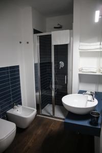 A bathroom at 7 Seven