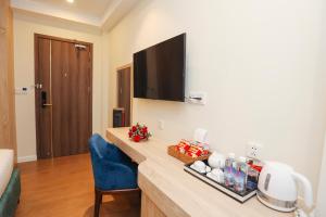 TV a/nebo společenská místnost v ubytování SANDALS FLORA HOTEL