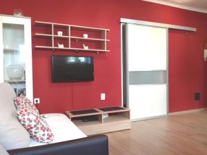 sala de estar con TV y pared roja en Apartments with WiFi Split - 13459, en Split