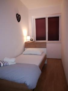 2 camas en una habitación pequeña con ventana en Apartments with WiFi Split - 13459, en Split