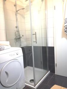 y baño con ducha y lavadora. en Apartments with WiFi Split - 13459, en Split