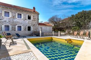 Bazén v ubytování Apartments and rooms with a swimming pool Sumartin, Brac - 13483 nebo v jeho okolí