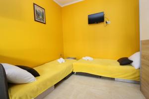 Ένα ή περισσότερα κρεβάτια σε δωμάτιο στο Apartments with a parking space Novalja, Pag - 13497