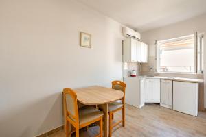 Kuchyňa alebo kuchynka v ubytovaní Apartments with parking spaces Jelsa, Hvar - 13513 + 27 fotografií