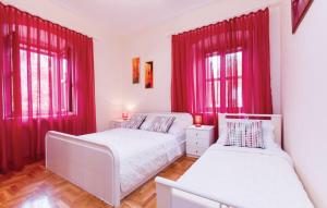 Ένα ή περισσότερα κρεβάτια σε δωμάτιο στο Apartments with a swimming pool Krsan, Central Istria - Sredisnja Istra - 13521