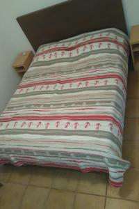 ein Bett mit einem gestreiften Kissen auf dem Boden in der Unterkunft Seaside holiday house Zatoglav, Rogoznica - 13540 in Rogoznica