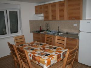 Kitchen o kitchenette sa Apartments by the sea Vrboska (Hvar) - 13551