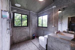 Koupelna v ubytování Deishaview Jungle Hostel + 37 fotografií