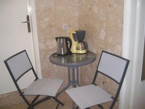 einen Tisch mit 2 Stühlen und einen Tisch mit einem Mixer in der Unterkunft Apartments by the sea Mali Losinj (Losinj) - 13556 in Veli Lošinj