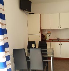Kuchyňa alebo kuchynka v ubytovaní Apartment Nin 13571a + 9 fotografií