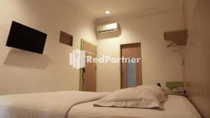 Voodi või voodid majutusasutuse Wisma Sederhana Medan Mitra RedDoorz toas