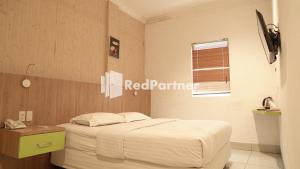 Voodi või voodid majutusasutuse Wisma Sederhana Medan Mitra RedDoorz toas