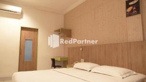 Postel nebo postele na pokoji v ubytování Wisma Sederhana Medan Mitra RedDoorz + 23 fotografií