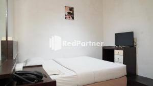 Voodi või voodid majutusasutuse Wisma Sederhana Medan Mitra RedDoorz toas