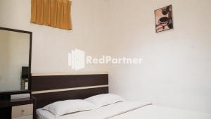 Voodi või voodid majutusasutuse Wisma Sederhana Medan Mitra RedDoorz toas